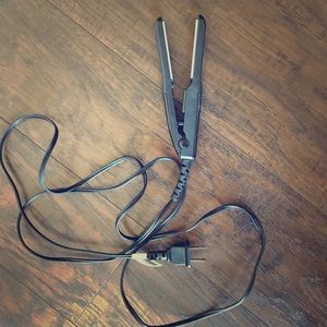 Mini hair straightener